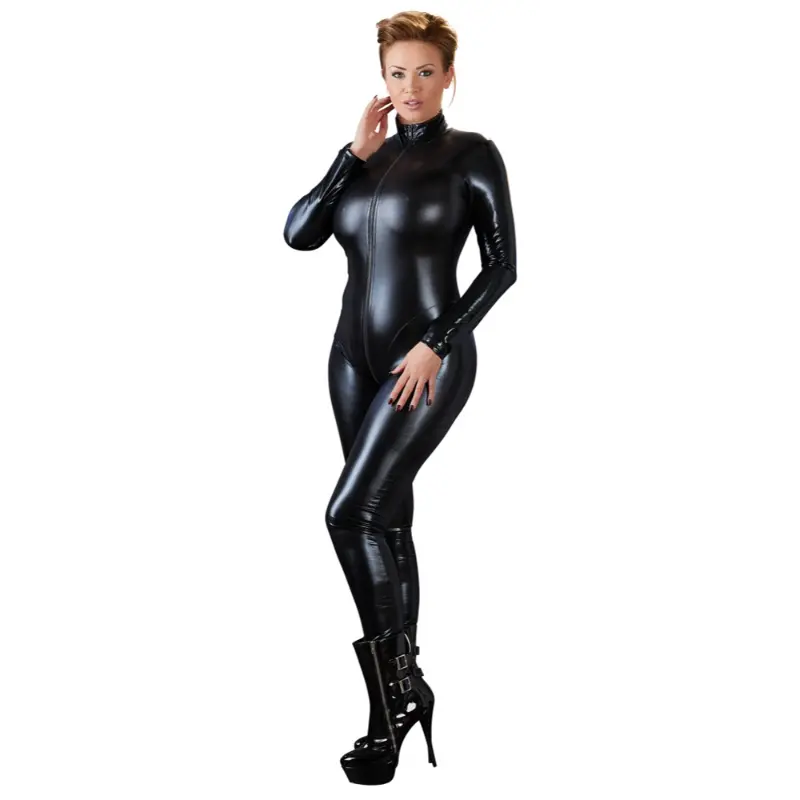 Modelo a vestir o Fato Inteiro Marcy XL/4XL numa pose descontraída, evidenciando o caimento perfeito, o conforto e a elegância do modelo de tamanhos grandes.