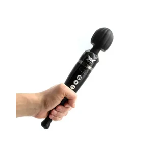 Pixey Deluxe Rechargeable Wand a ser segurada para demonstrar tamanho e ergonomia