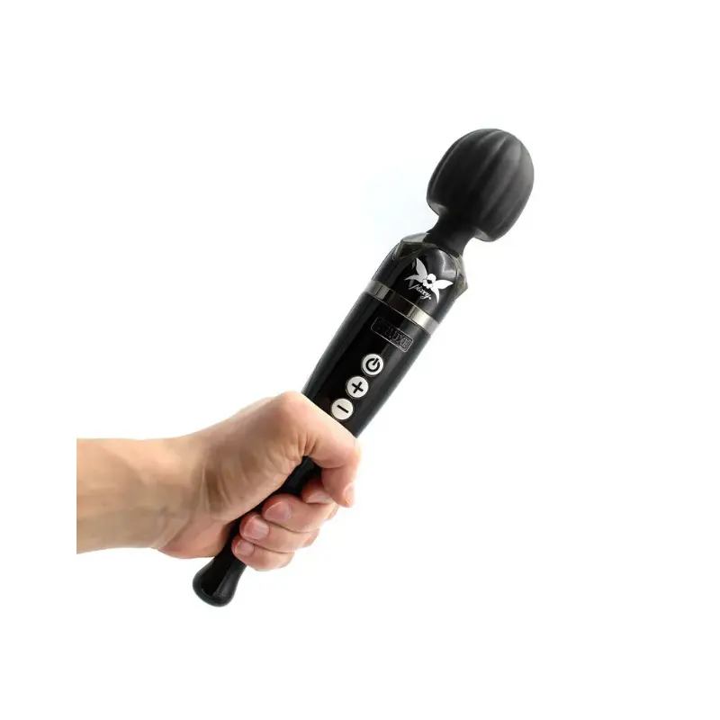 Pixey Deluxe Rechargeable Wand a ser segurada para demonstrar tamanho e ergonomia