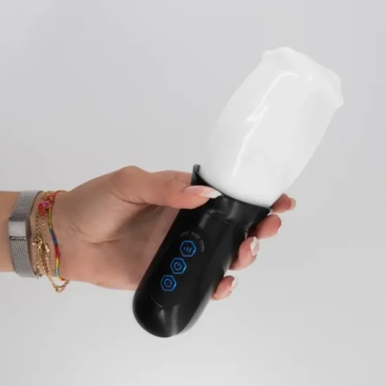 Masturbador com Copa Rotativa Fellatrix Crushious exibido na mão para demonstrar o tamanho ergonómico