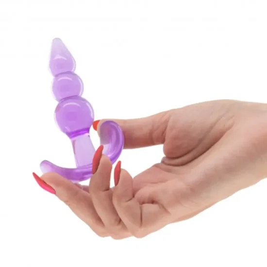 Plug anal The Plunger Crushious a ser segurado numa mão, demonstrando o seu tamanho compacto e ergonómico.