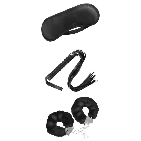 Detalhe dos três artigos do kit de bondage IntoYou: venda sensorial, algemas de pelo curto e flogger, sobre fundo neutro