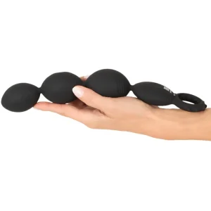 Corrente Anal Flexível XL da ANOS exibida na mão para demonstrar a escala real, a flexibilidade do design e a textura suave do material.