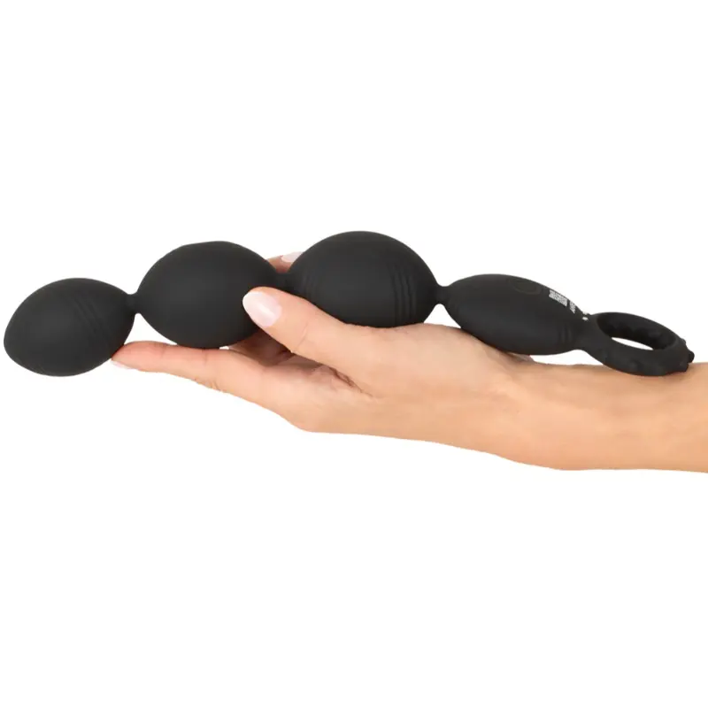 Corrente Anal Flexível XL da ANOS exibida na mão para demonstrar a escala real, a flexibilidade do design e a textura suave do material.